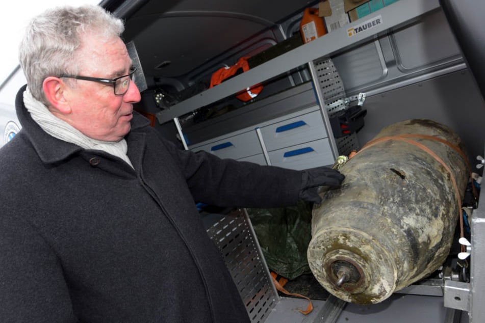 Oberbürgermeister Gerold Noerenberg (CSU) steht neben einer 500 Kilo schweren Fliegerbombe aus dem Zweiten Weltkrieg. Es war die erste Bombe, weswegen die Stadt evakuiert werden musste. (Archivbild)