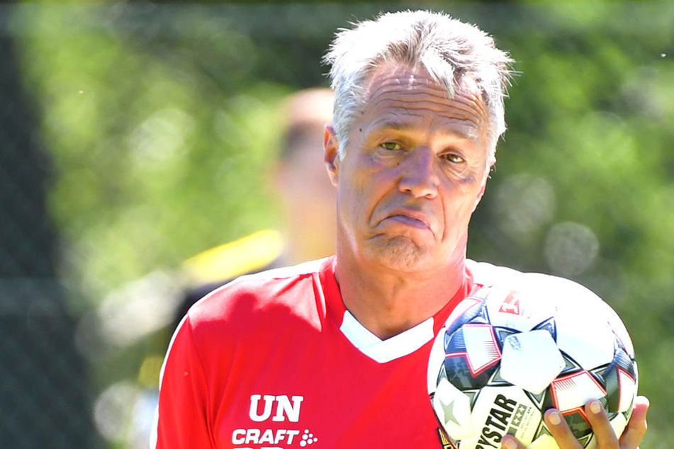 Dreier-, Vierer- oder Fünferkette? Uwe Neuhaus tüftelt an einer neuen Taktik seiner Hintermannschaft.