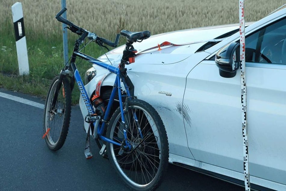 Der Mercedes kollidierte mit dem Radfahrer.