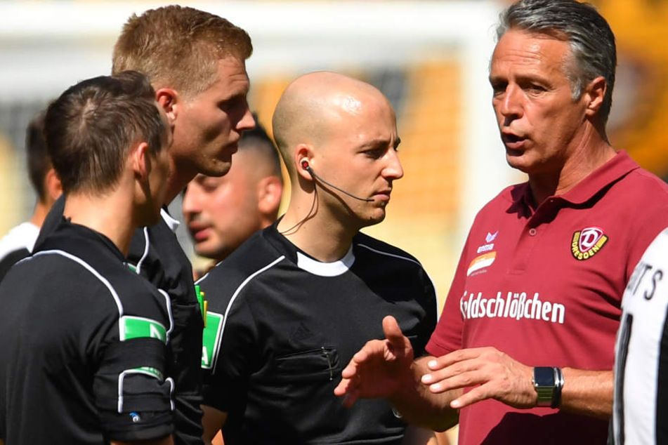 Dynamo-Trainer Uwe Neuhaus (r.)
hatte nach dem Spiel Redebedarf mit
Schiedsrichter Timo Gerach (2.v.l.).