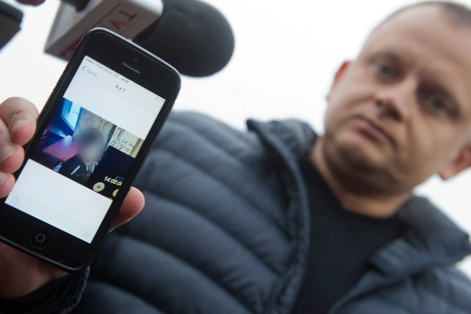 Spediteur Ariel Zurawski zeigt ein Foto von seinem erschossenen Cousin.
