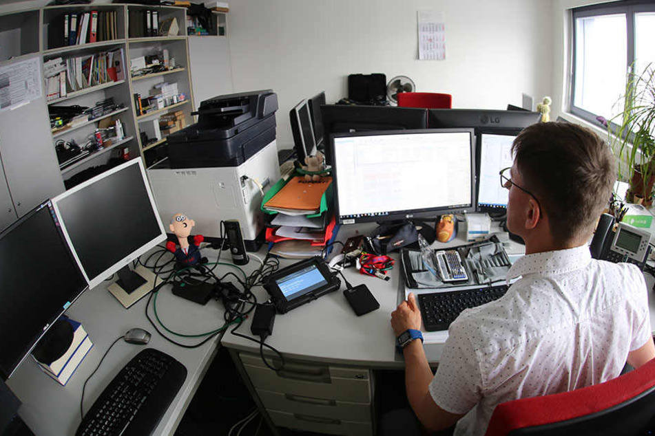 Ein IT-Steuerfahnder bei der Arbeit im Finanzamt Dresden-Nord. Er wertet etwa Festplatten aus, bereitet die Daten auf.