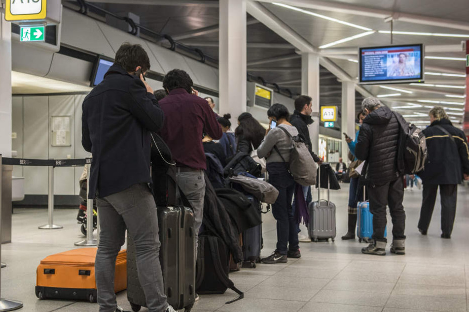 Dieses Bild könnte sich an den Flughäfen Berlin-Schönefeld und Berlin-Tegel ab nächster Woche öfter bieten: Reisende warten vergeblich am Check-In.