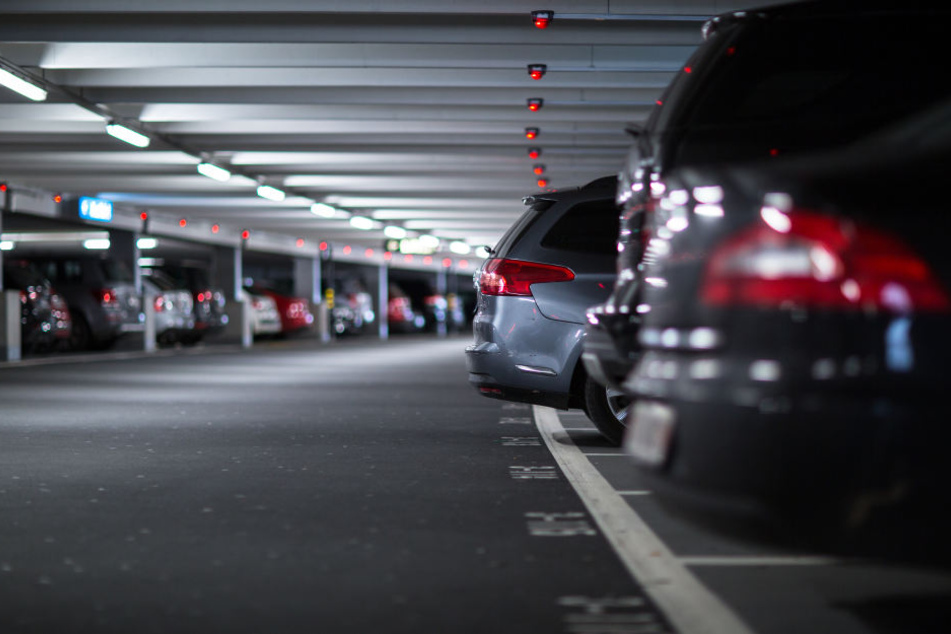 In einer Tiefgarage verursachte der Autofahrer mehrere Schäden (Symbolbild).