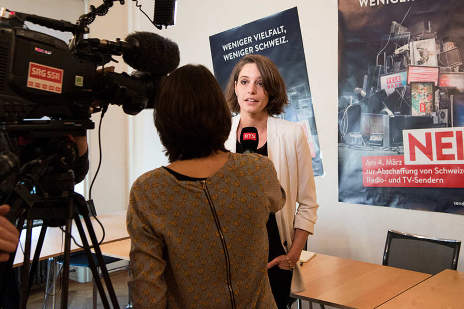 Bei einer Pressekonferenz des Überparteilichen Kommitees "Nein zu No Billag!" steht ein Schild mit der Aufschrift "Nein zum Angriff auf die Schweizer Medienvielfalt".