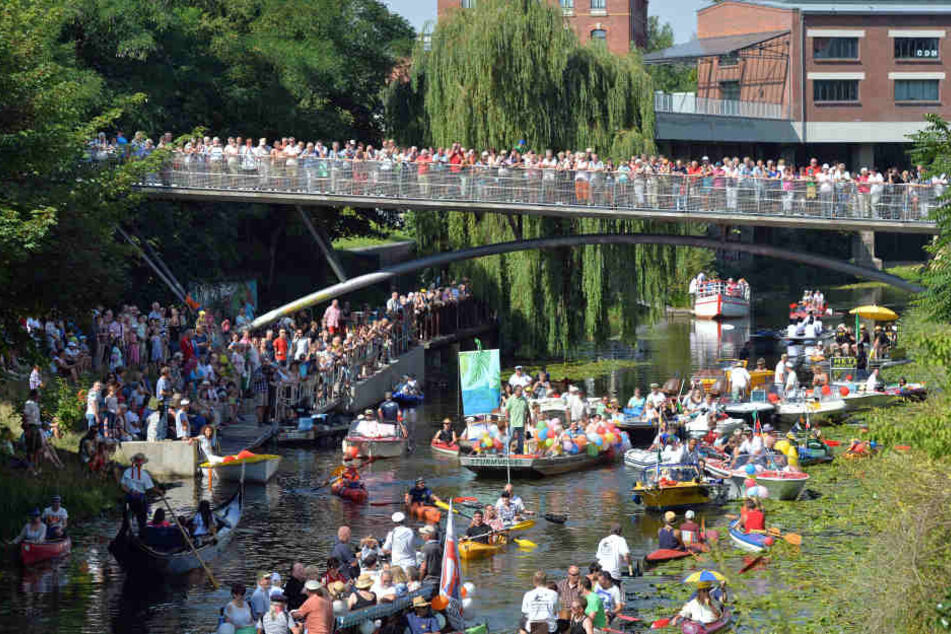 Vor dem Leipziger Wasserfest wird der Karl-Heine-Kanal auf einer Länge von 1,4 Kilometern von Algen und Pflanzen befreit. (Archivbild)