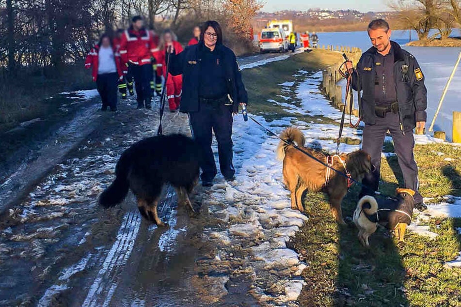 Am Ende der Rettungsaktion waren Hund und Herrchen wieder auf dem Trockenen.