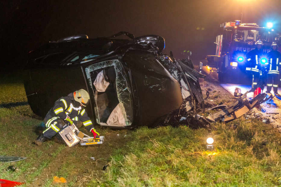 Der Fahrer des Nissan wurde durch die Frontscheibe aus seinem Wagen gerettet.