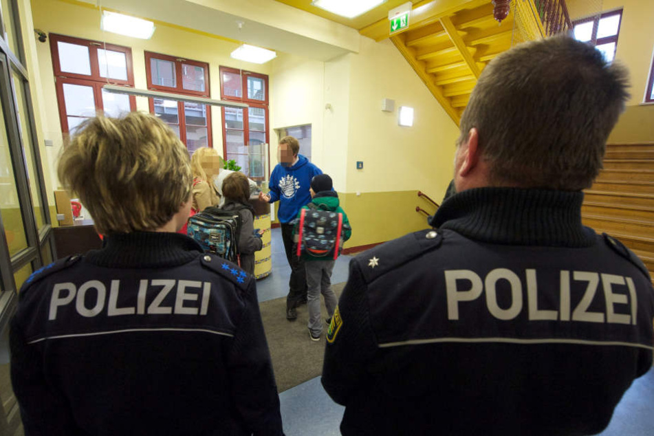 30 Polizeibeamte evakuierten in der Alarmsituation 750 Schüler. (Symbolbild)