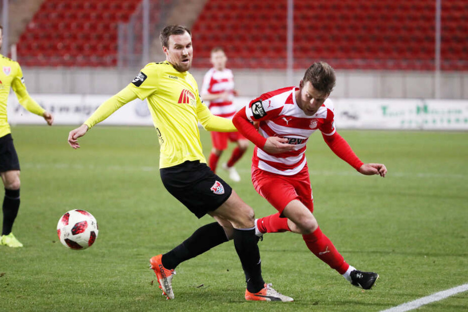 Nils Miatke (r.) im Zweikampf mit Uerdingens Kevin Großkreutz.