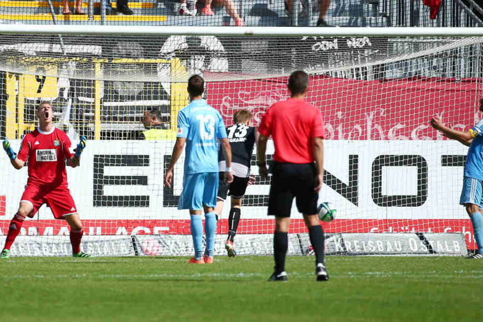 Kevin Kunz (l.) und Kevin Conrad (r.) können es nicht fassen: In letzter Minute köpft Gerrit Wegkamp den 2:2-Ausgleich.
