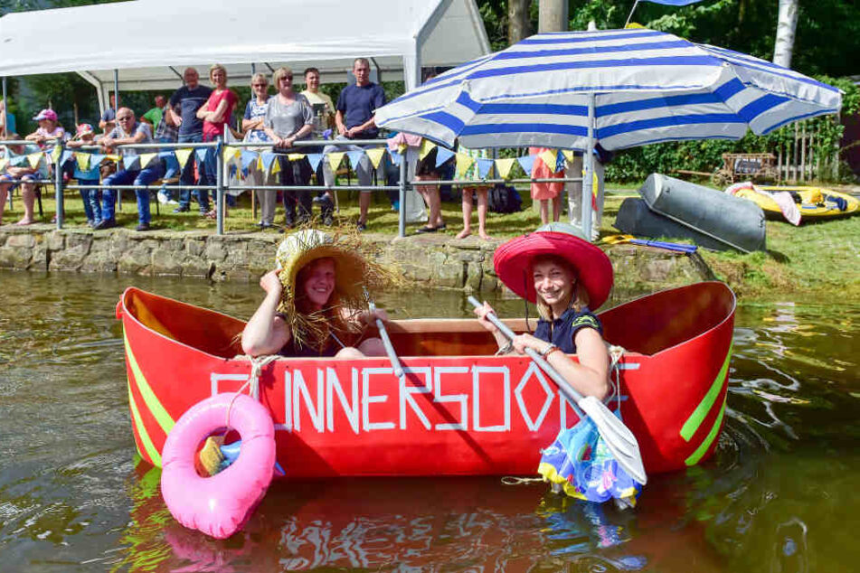 Lena Winkler und Romy Claußnitzer testeten einer der neuen Boote auf dem Wehrteich in Cunnersdorf.