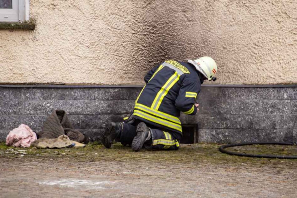 Offenbar waren Müll und Briketts im Keller in Flammen aufgegangen.