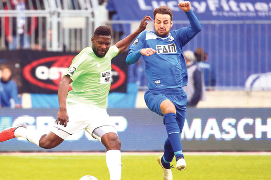 Nicht nur in dieser Szene war Emmanuel Mbende (l.) Zweikampf-Sieger gegen Torjäger Christian Beck.