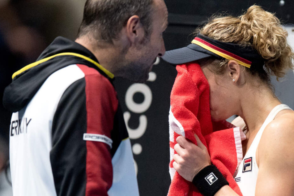 Deutschlands Laura Siegemund spricht in einer Pause im Einzel gegen Weißrusslands Sabalenka mit Teamchef Jens Gerlach.