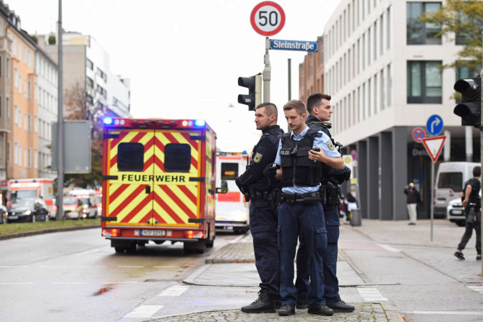 Polizisten sicherten den Rosenheimer Platz ab.