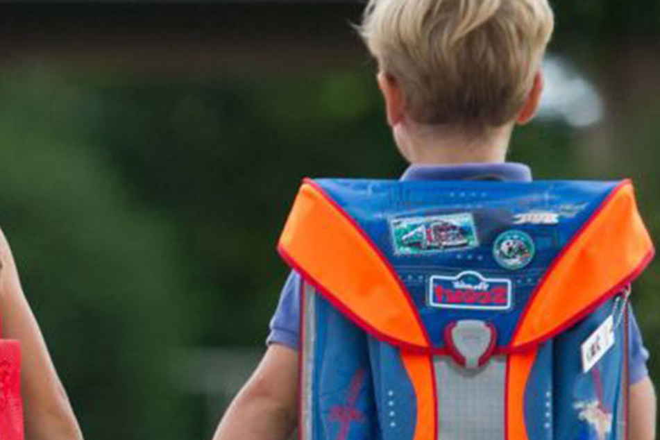 Der Junge war auf dem Weg von der Schule nach Hause gewesen, als der Unbekannte ihn plötzlich überfiel! (Symbolbild)