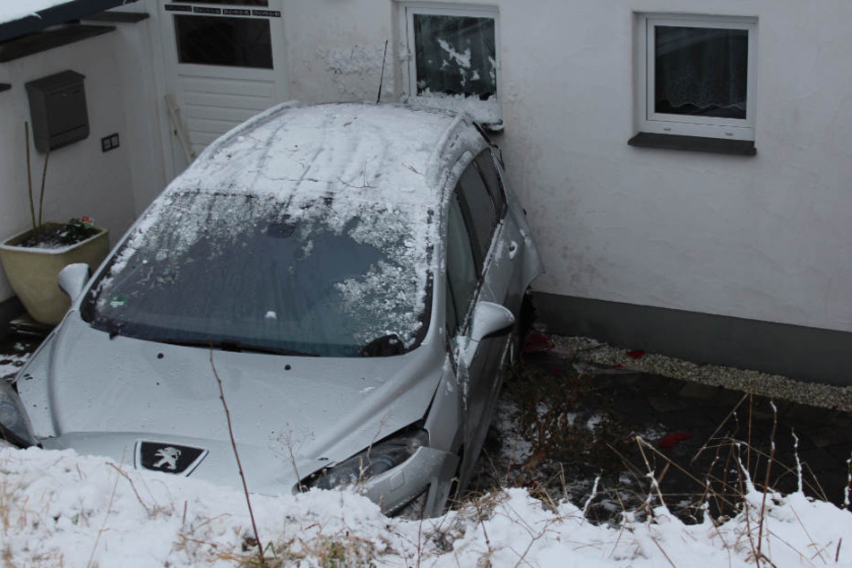 Der Wagen verkeilte sich zwischen Böschung und Hauswand.
