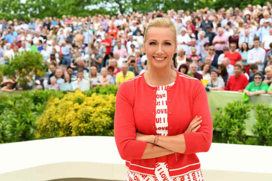 In der "Fernsehgarten"-Ausgabe am Sonntag ist der sonst immer gut gelaunten Andrea Kiewel das Lachen vergangen.