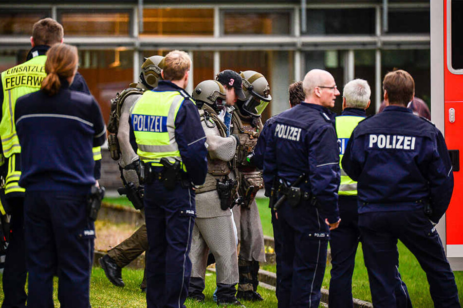 Der 27-Jährige versteckte sein Gesicht unter einer Kappe, als er abgeführt wurde.