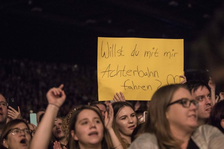 "Schönen Gruß aus der Achterbahn" heißt es in einem von Cluesos neuesten Hits. Hier grüßen einige Fans beim Weihnachtskonzert zurück.