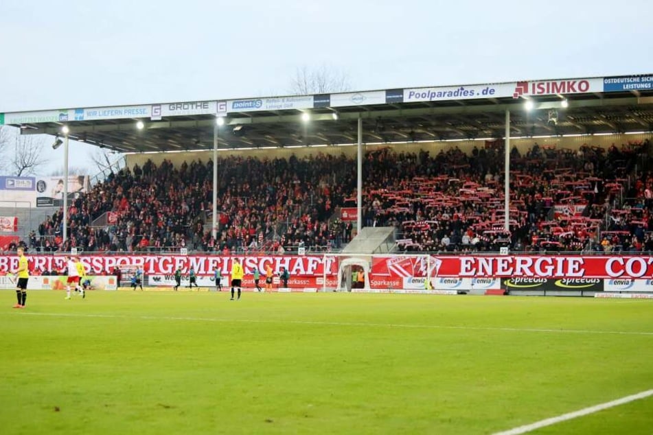 In den Energie-Heimspielen soll auf Druck einer rechtsextremen Ultragruppierung nur noch die Fahne mit der Aufschrift "Betriebssportgemeinschaft Energie Cottbus seit 1966 " im Fanblock hängen.