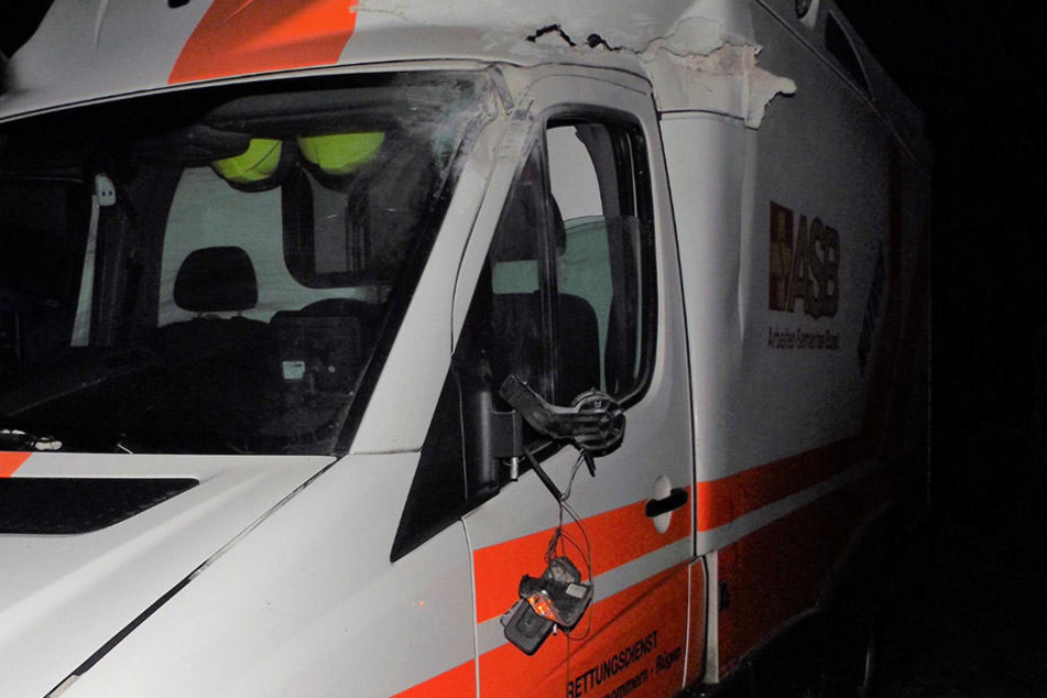 Der Rettungswagen war nach dem Unfall nicht mehr fahrbereit.