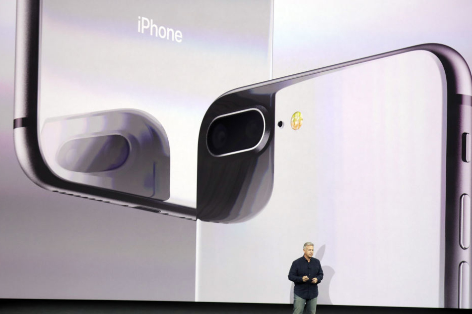 Vize-Marketing Chef Phil Schiller präsentiert die neuen Produkte. Hier das iPhone 8.