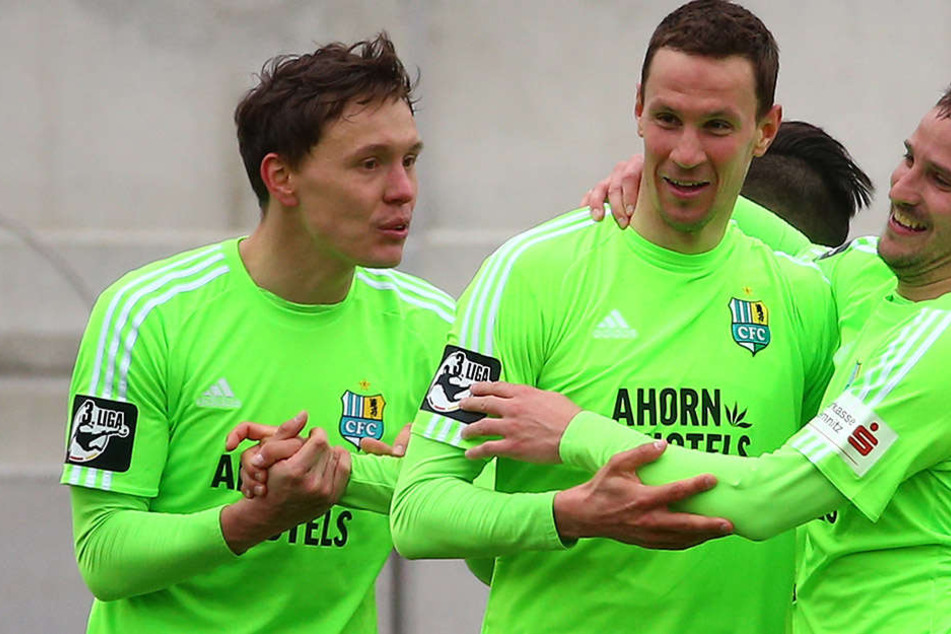 Am 20. März gewannen die Chemnitzer in Erfurt mit 2:0. Alexander
Bittroff (l.) und Anton Fink (r.) feierten den Torschützen Tim Danneberg.