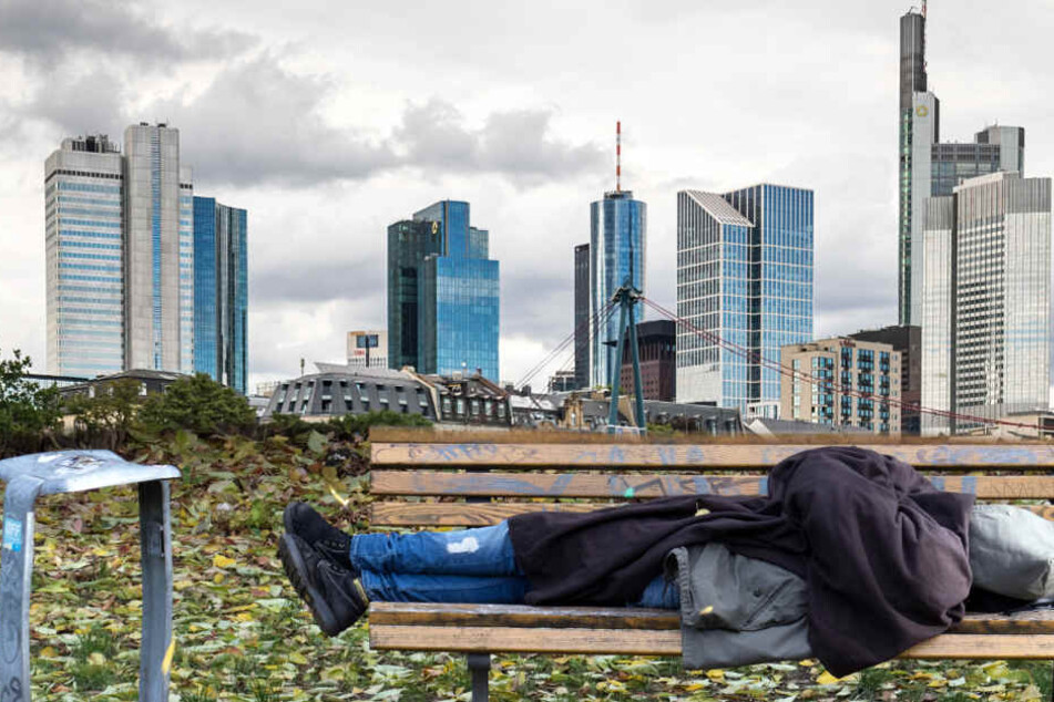 Das Schlafen auf einer Parkbank kann in Frankfurt teuer werden (Symbolbild).