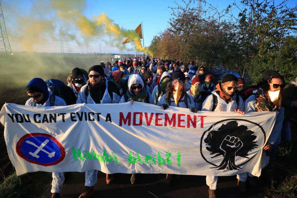 Umweltaktivisten des Aktionsbündnis "Ende Gelände" verlassen in einem Demonstrationszug ihr Lager in Düren in Richtung des Tagebaus Hambach.