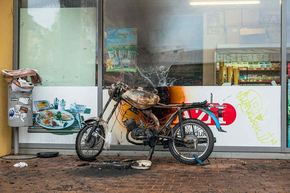 Dieses Moped wurde direkt vor dem „Orient Bazar“ angezündet.