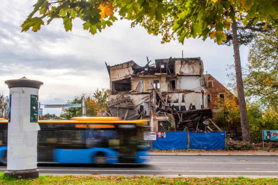An der Zschopauer Straße gegenüber Clausstraße grüßt die wahrscheinlich schlimmste Ruine von Chemnitz die Autofahrer.