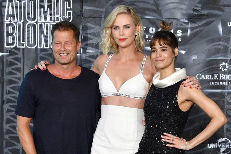 Charlize Theron (41, Mi.) mit ihren etwas weniger groß gewachsenen Kollegen Til Schweiger (53) und Sofia Boutella (35).