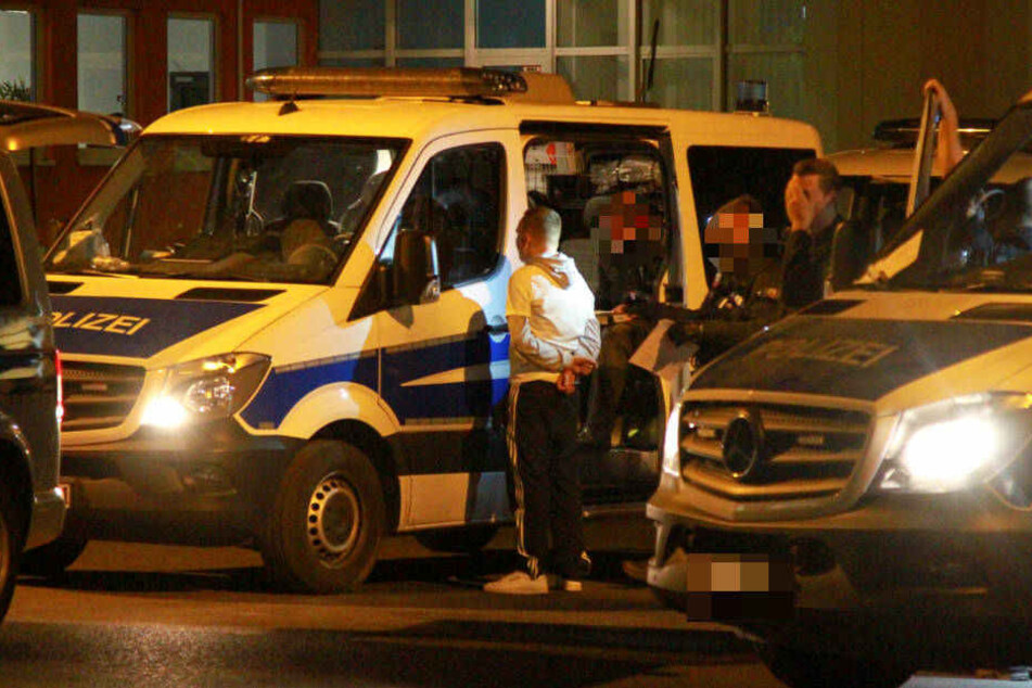 Die Polizisten stellen am Montagabend einen Fan zur Rede.