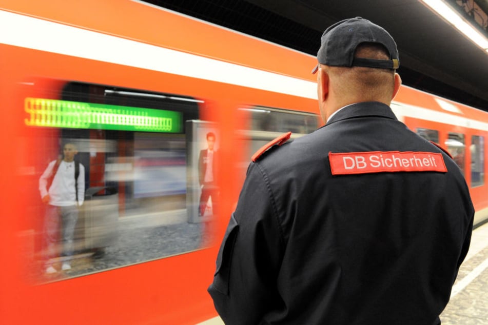 Mitarbeiter der DB-Sicherheit wurden bei einer Kontrolle in der Hamburger S-Bahn verletzt.