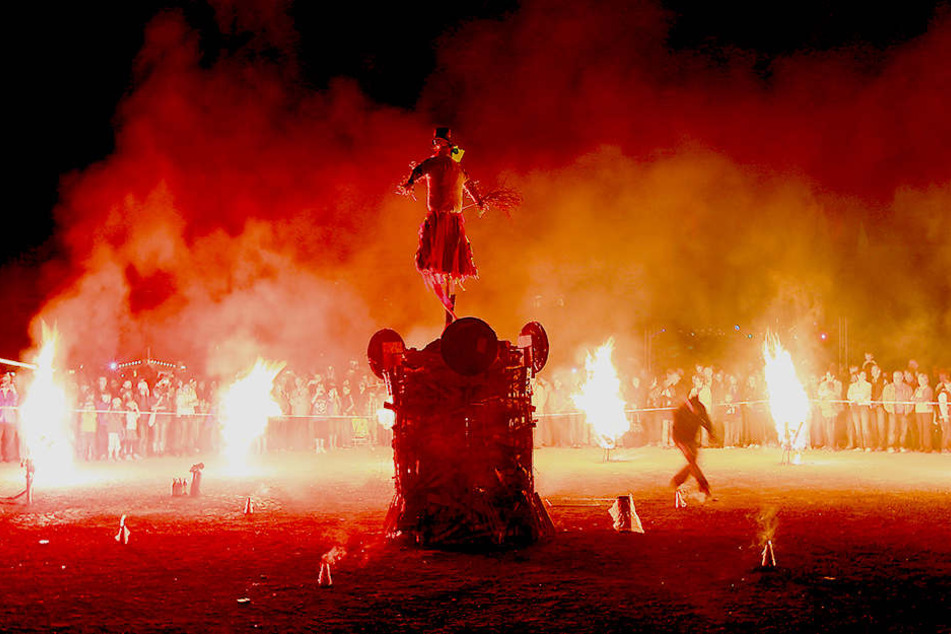 Beim „Sachsen-Feuer“ auf dem Hartmannplatz wird die Hexe „Esmeralda“
verbrannt.