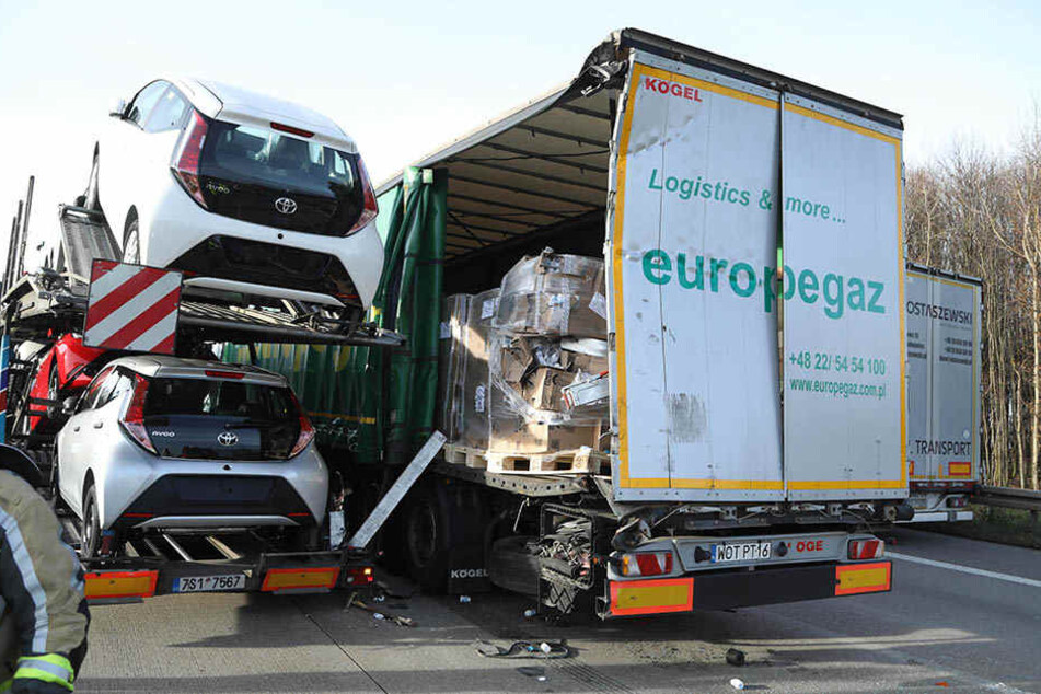 Ein LKW musste bremsen, ein dahinter fahrender LKW wich aus und prallte gegen zwei weitere Fahrzeuge.