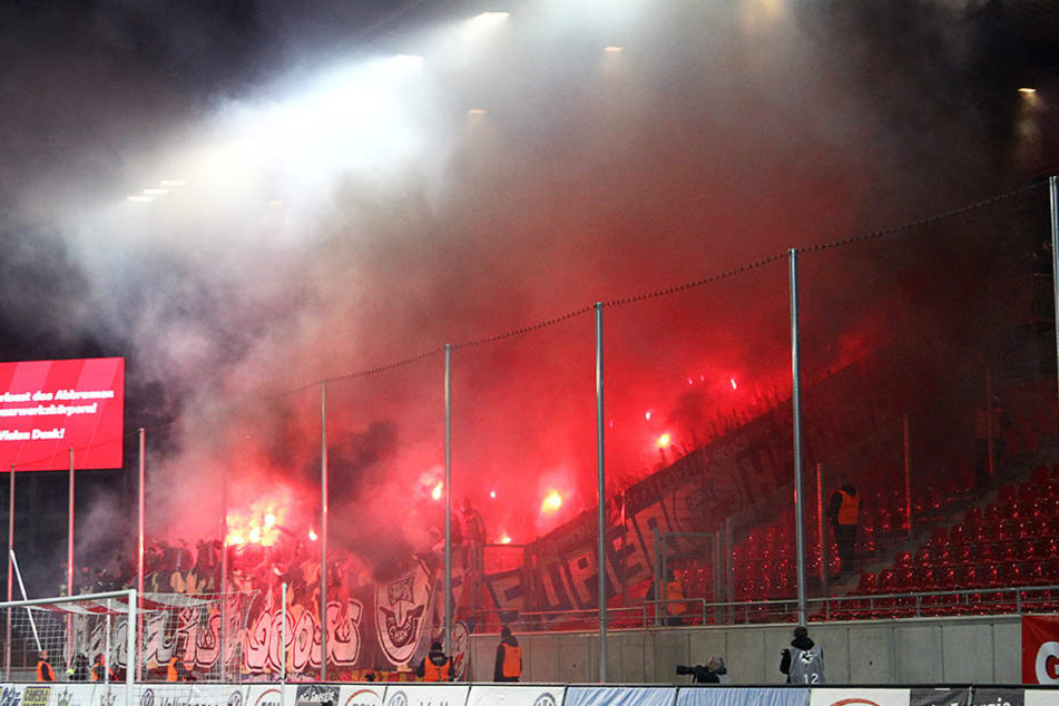 20. März 2017: Beim Ostderby FSV Zwickau gegen Hansa Rostock zündeten Gäste-Chaoten jede Menge Pyrotechnik und sorgten so für eine Spielunterbrechung kurz nach dem Anpfiff.