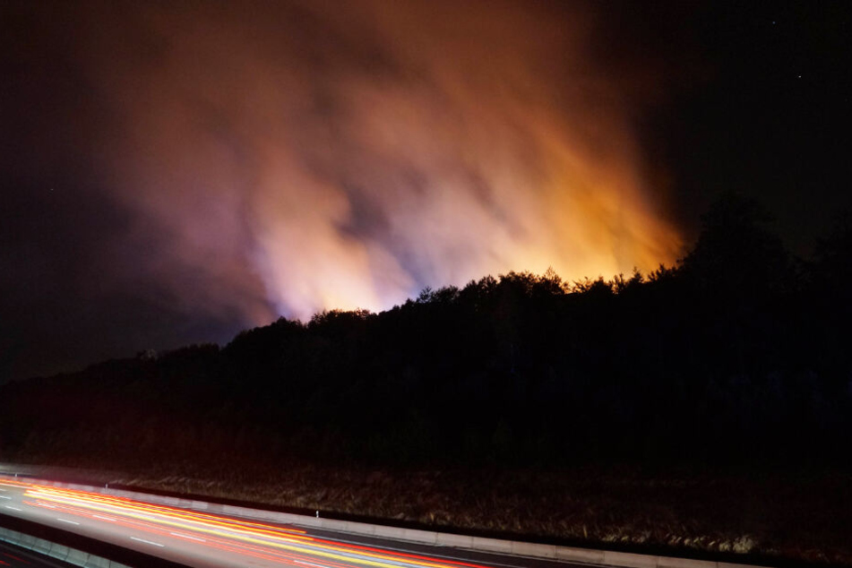 Das Feuer war von der nahen Autobahn aus zu sehen.