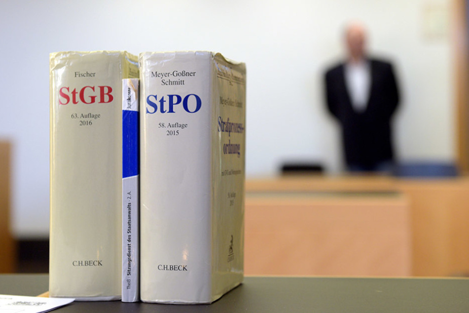 Am Donnerstag wurde in Augsburg ein Polizist zu einer 6000-Euro-Strafe verurteilt.