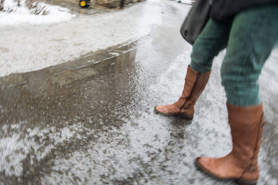 Regen und niedrige Temperaturen können zu glatten Gehwegen führen. (Symbolbild)