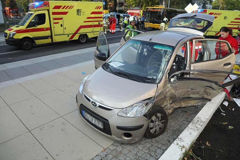 Schwerer Unfall in Dresden! Hyundai kracht in Linienbus: Mehrere Verletzte