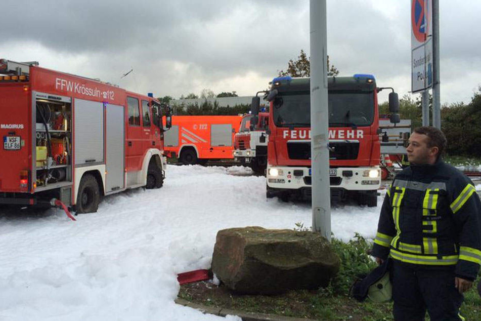 Die Feuerwehr rückte mit mehreren Löschfahrzeugen aus.