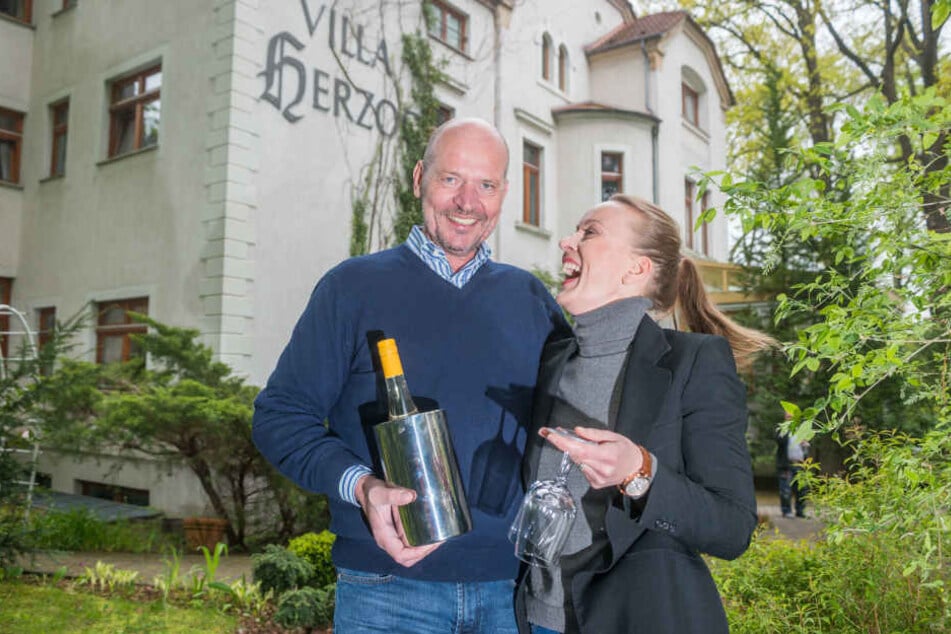 Die Pächter Dieter Maiwert (59) und Madeleine Maaßen (40) freuen sich auf
ihre neue Villa Herzog. Sie übernehmen auch das Hotel.