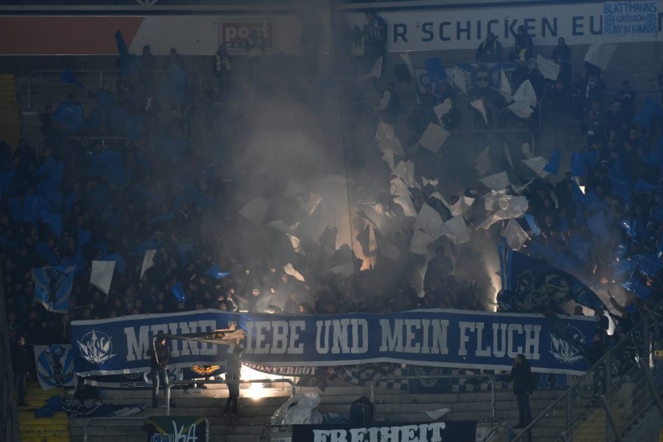 Nach der Pyroaktion des KSC rückte die Polizei in den Block.