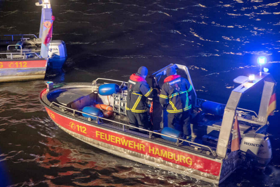 Die Feuerwehr suchte mit Booten die Alster nach dem Mann ab.