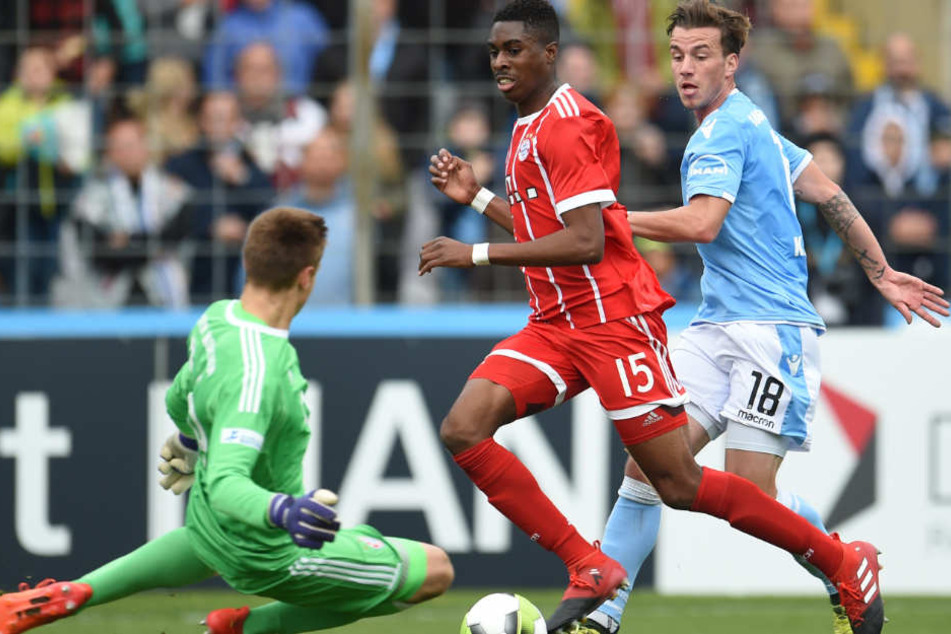 Maxime Awoudja (M.) hat beim FC Bayern München einen Profi-Vertrag erhalten.