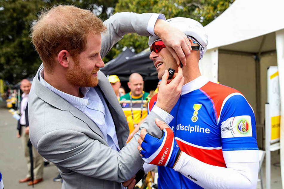 Da legt der Prinz selbst Hand an: Harry hilft einem Teilnehmer der Invictus Games.