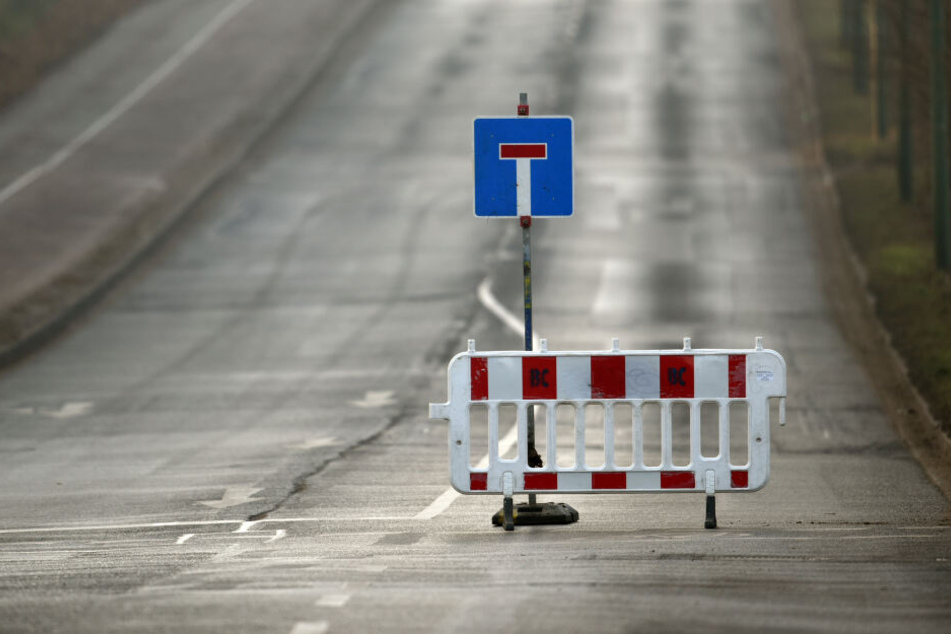 Ein Sperrschild grenzt den evakuierten Bereich um eine Bombenentschärfung ab.